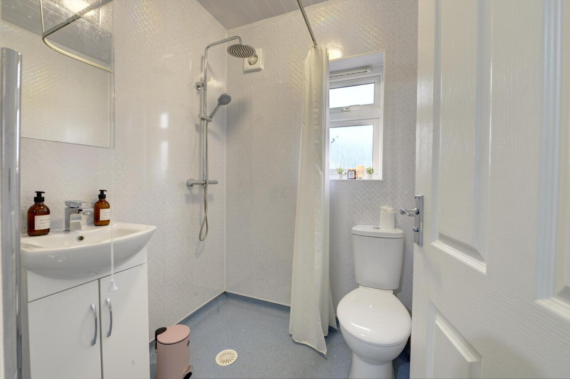 Stunning And Lovely 3 Bed House - Catch 22 Coventry